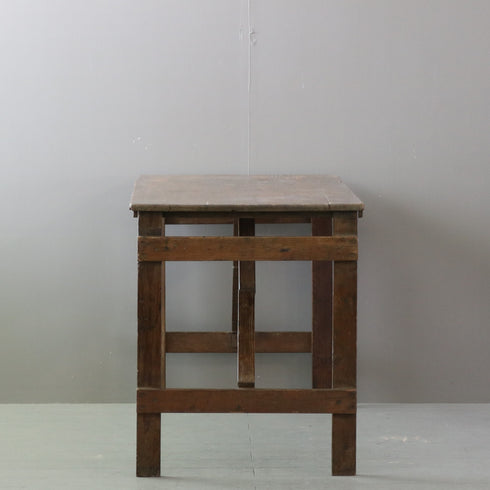 アンティークの木製折り畳みテーブルの横からの写真