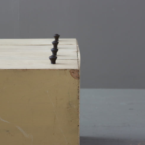 C498 白サイドチェスト 木製 イギリス輸入家具 高さ47㎝ 幅45㎝ 奥行33㎝