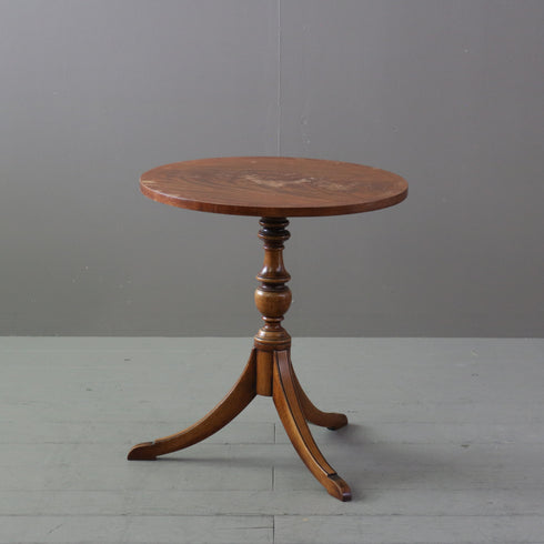 C511 べヴァン・ファンネル サイドテーブル 木製 イギリス輸入家具 高さ56㎝ 幅50㎝ 奥行50㎝