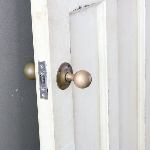 C522 白い扉 ステンドグラス 木製 什器 高さ198㎝ 幅79㎝ 奥行4.5㎝