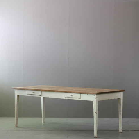 ナチュラルカラーのアンティーク調大型テーブルの斜めからの全体画像