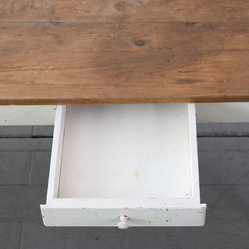 ナチュラルカラーのアンティーク調大型テーブルの引き出しのアップ画像