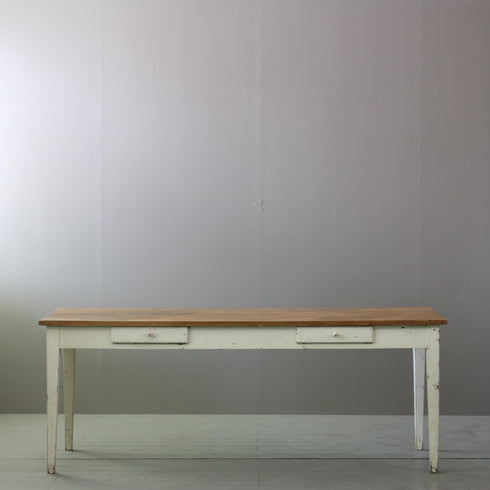 ナチュラルカラーのアンティーク調大型テーブルの正面からの全体画像