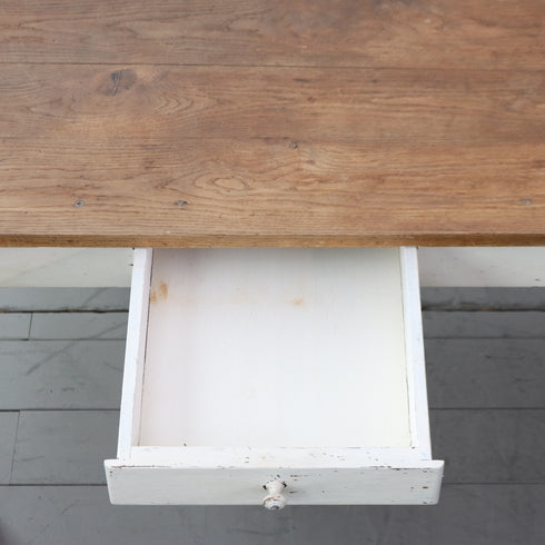 ナチュラルカラーのアンティーク調大型テーブルの左側引き出しのアップ画像