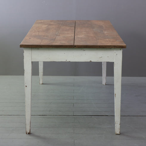 ナチュラルカラーのアンティーク調大型テーブルの側面からの全体画像