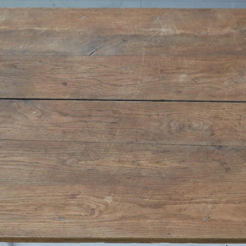ナチュラルカラーのアンティーク調大型テーブルの天板中央のアップ画像