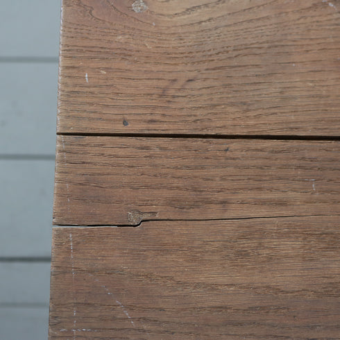 ナチュラルカラーのアンティーク調大型テーブルの天板亀裂箇所のアップ画像