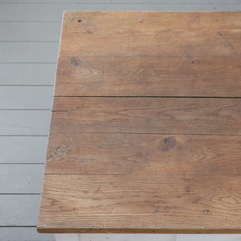 ナチュラルカラーのアンティーク調大型テーブルの天板左側のアップ画像