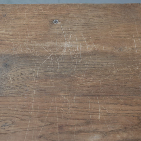 ナチュラルカラーのアンティーク調大型テーブルの天板キズ箇所のアップ画像