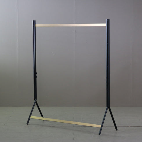 黒とゴールドの伸縮付き金属製ハンガーラックの斜め全体画像
