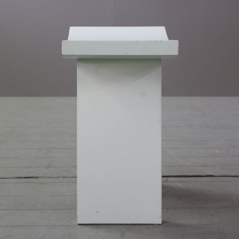 白の木製ショーグンスツールの側面の全体画像