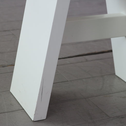 白の木製ショーグンスツールの脚部分のキズのアップ画像