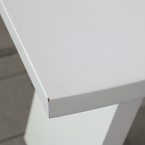 白の木製ショーグンスツールの座面角のキズのアップ画像