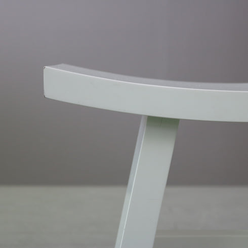 白の木製ショーグンスツールの座面左角の画像