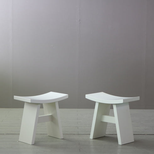 白の木製ショーグンスツールの全体画像