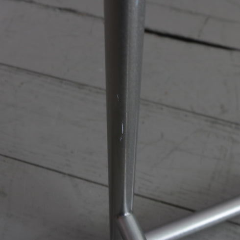 ステンレス製のハンガーラック シルバーカラーのバーのキズ部分の画像