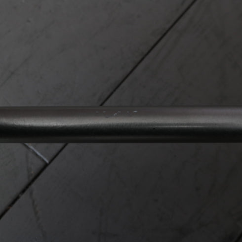 ステンレス製のハンガーラック シルバーカラーのバーのキズのアップ画像