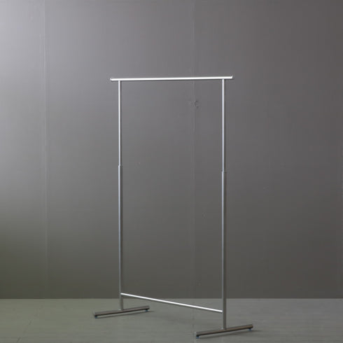 ステンレス製のハンガーラック シルバーカラーの斜めからの全体画像