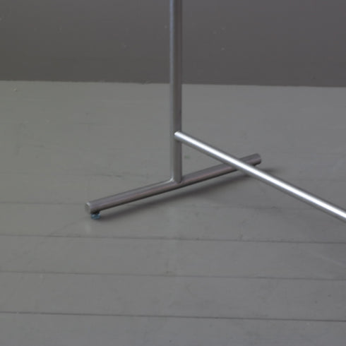 ステンレス製のハンガーラック シルバーカラーの左足部分の全体画像