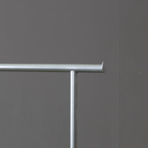 ステンレス製のハンガーラック シルバーカラーのバー右側のアップ画像