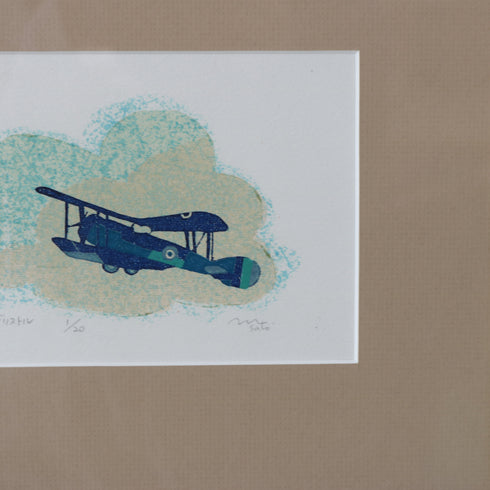 飛行機モチーフのヴィンテージ版画アップ。色彩とディテールがわかる正面拡大画像。