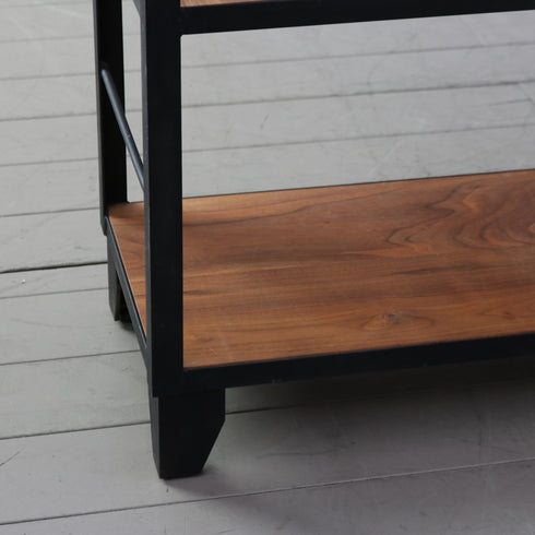 ウッド×アイアンの3段のオープンシェルフの下段の天板のアップ画像