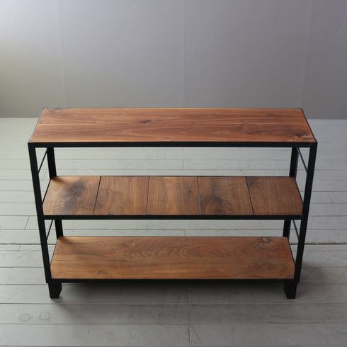 ウッド×アイアンの3段のオープンシェルフの上からの全体画像