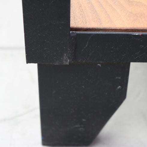 ウッド×アイアンの3段のオープンシェルフの脚部分のアップ画像