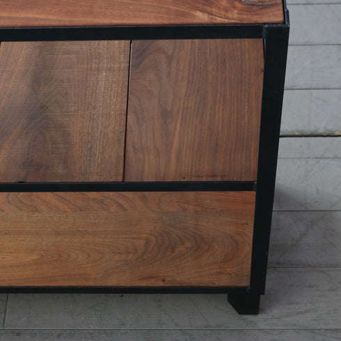 ウッド×アイアンの3段のオープンシェルフの中段と下段の右側のアップ画像