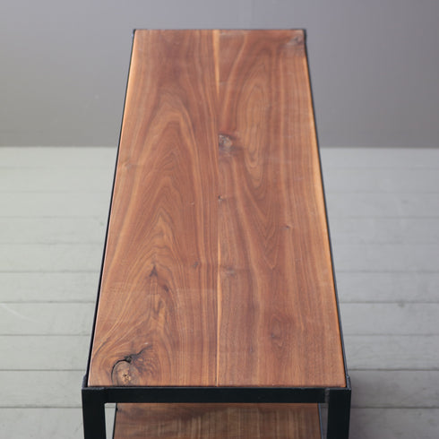 ウッド×アイアンの3段のオープンシェルフの横からの天板部分のアップ画像