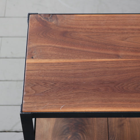 ウッド×アイアンの3段のオープンシェルフの天板左側の画像