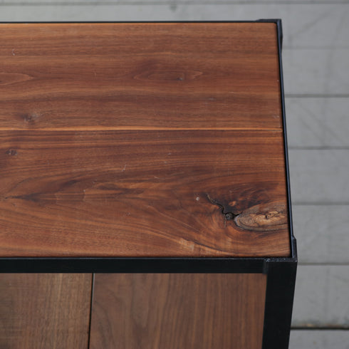 ウッド×アイアンの3段のオープンシェルフの天板右側のアップ画像