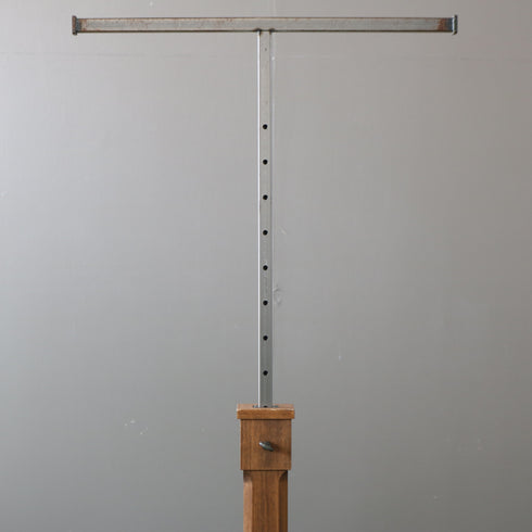 ウッド×アイアンのT字ハンガーラックの伸縮バー部分のアップ画像