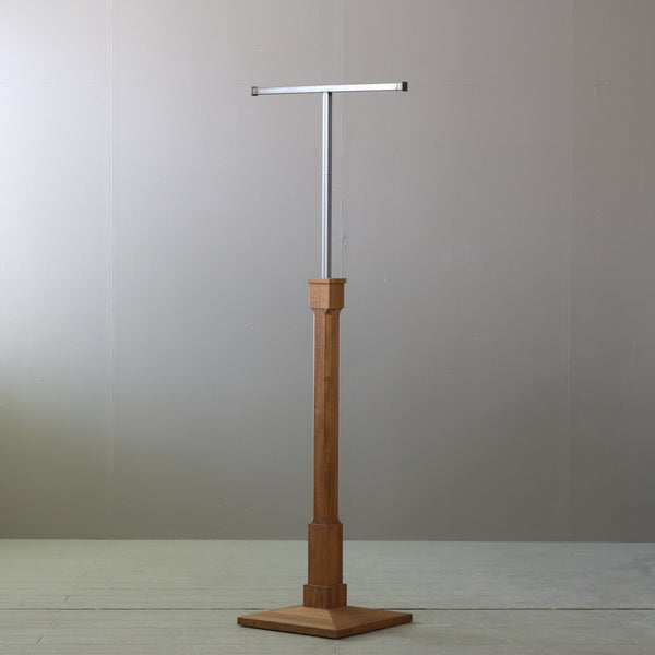 ウッド×アイアンのT字ハンガーラックの斜めからの全体画像