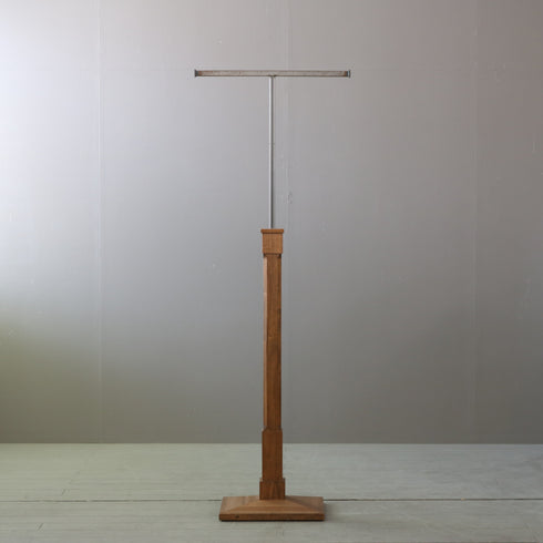 ウッド×アイアンのT字ハンガーラックの正面からの全体画像