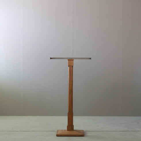 ウッド×アイアンのT字ハンガーラックの一番縮めた状態の全体画像