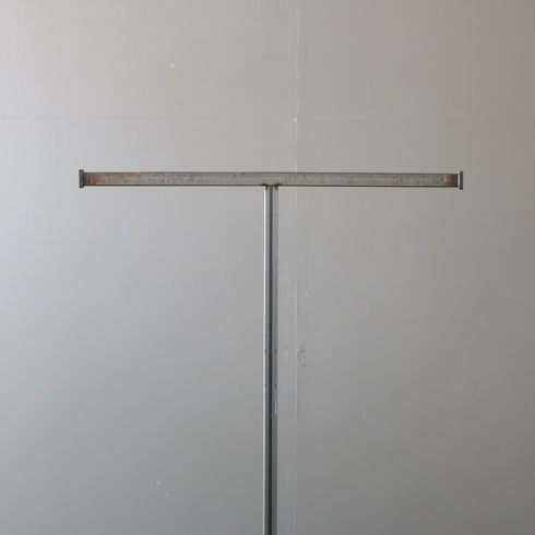 ウッド×アイアンのT字ハンガーラックの金属製バー部分のアップ画像