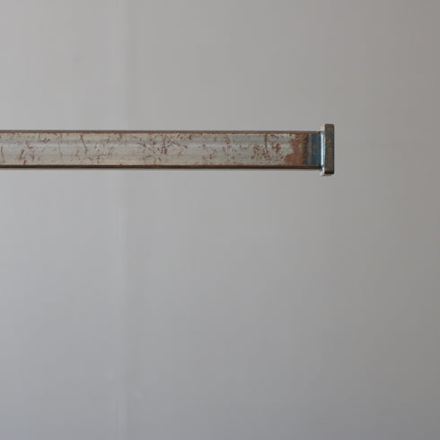 ウッド×アイアンのT字ハンガーラックのバー部分右側のアップ画像