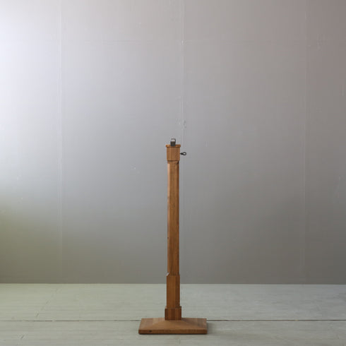 ウッド×アイアンのT字ハンガーラックの一番縮めた状態の横からの全体画像