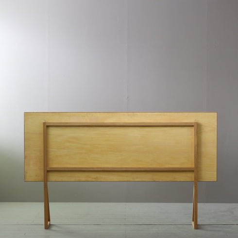 木製の有孔ボードスタンド付きの背面の画像