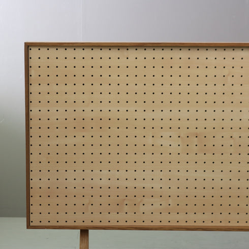 木製の有孔ボードスタンド付きの正面左側のアップ画像