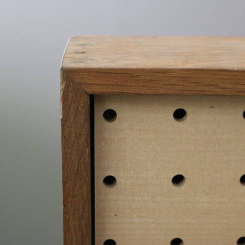 木製の有孔ボードスタンド付きの正面左角のアップ画像