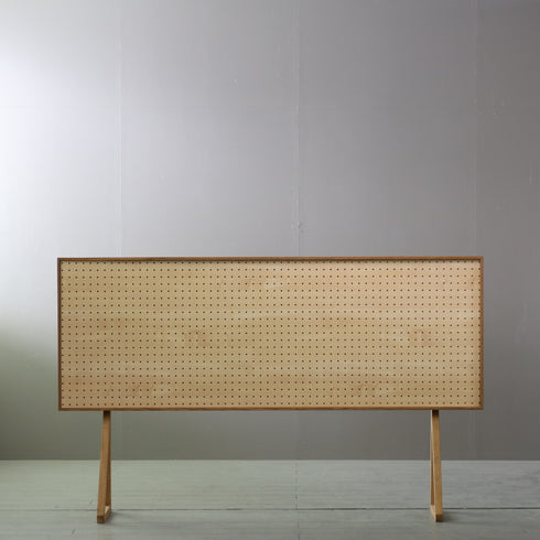 木製の有孔ボードスタンド付きの正面からの全体画像