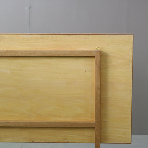 木製の有孔ボードスタンド付きの背面右側のアップ画像