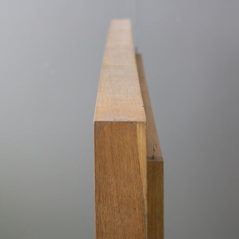 木製の有孔ボードスタンド付きの側面上部のアップ画像