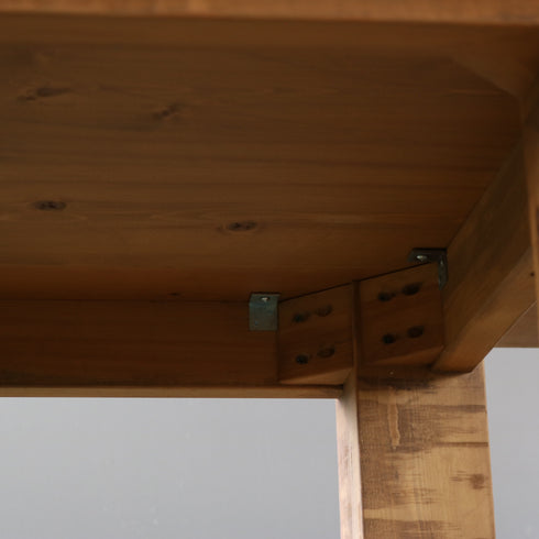 木製ワークテーブル作業台の天板裏の脚の付け根部分のアップ画像