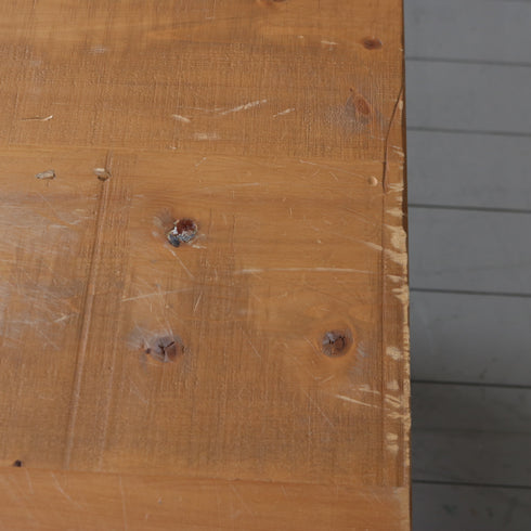 木製ワークテーブル作業台の天板キズの部分のアップ画像