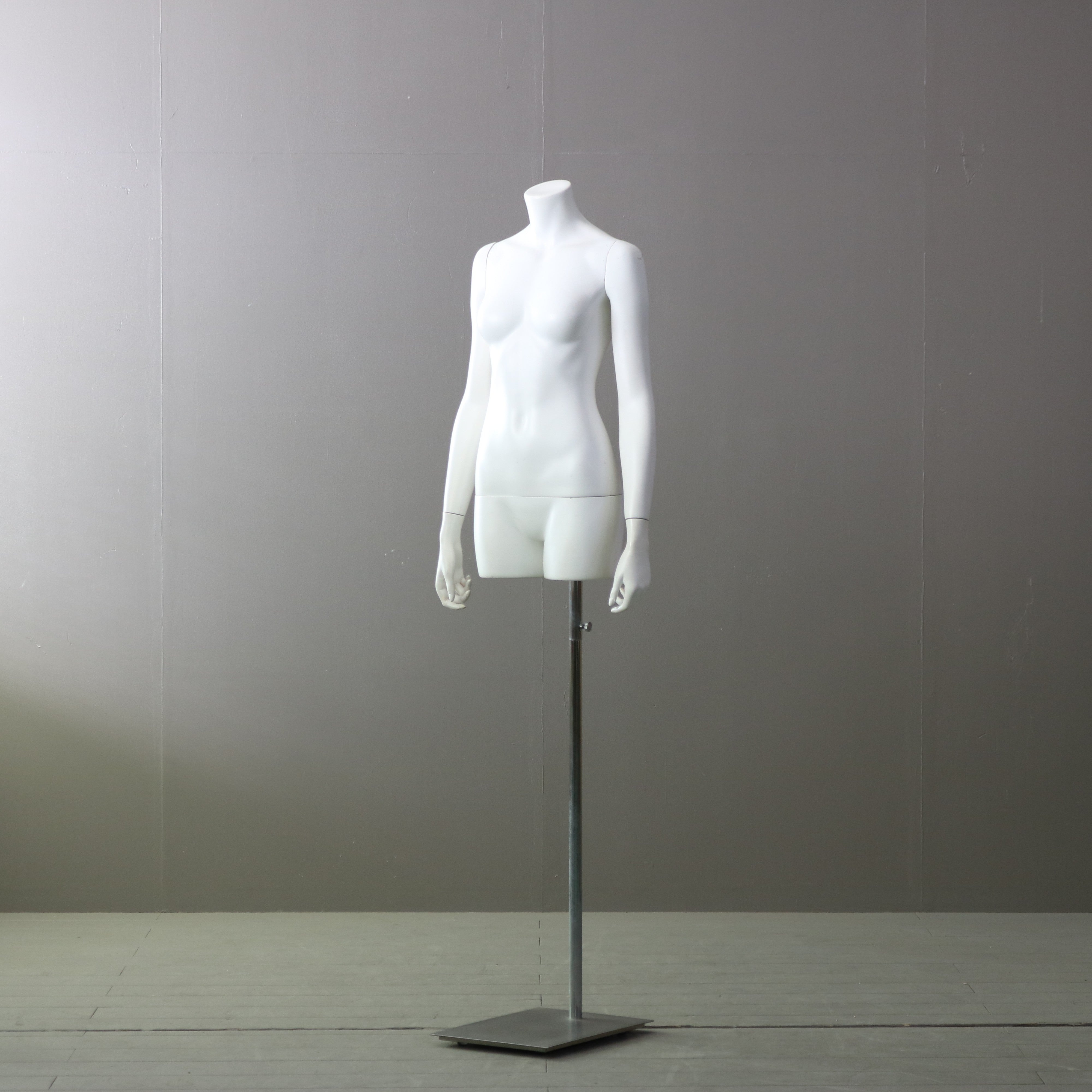 B700 マネキン レディース 什器 高さ167㎝ 幅45㎝ 奥行き37㎝ – uragami