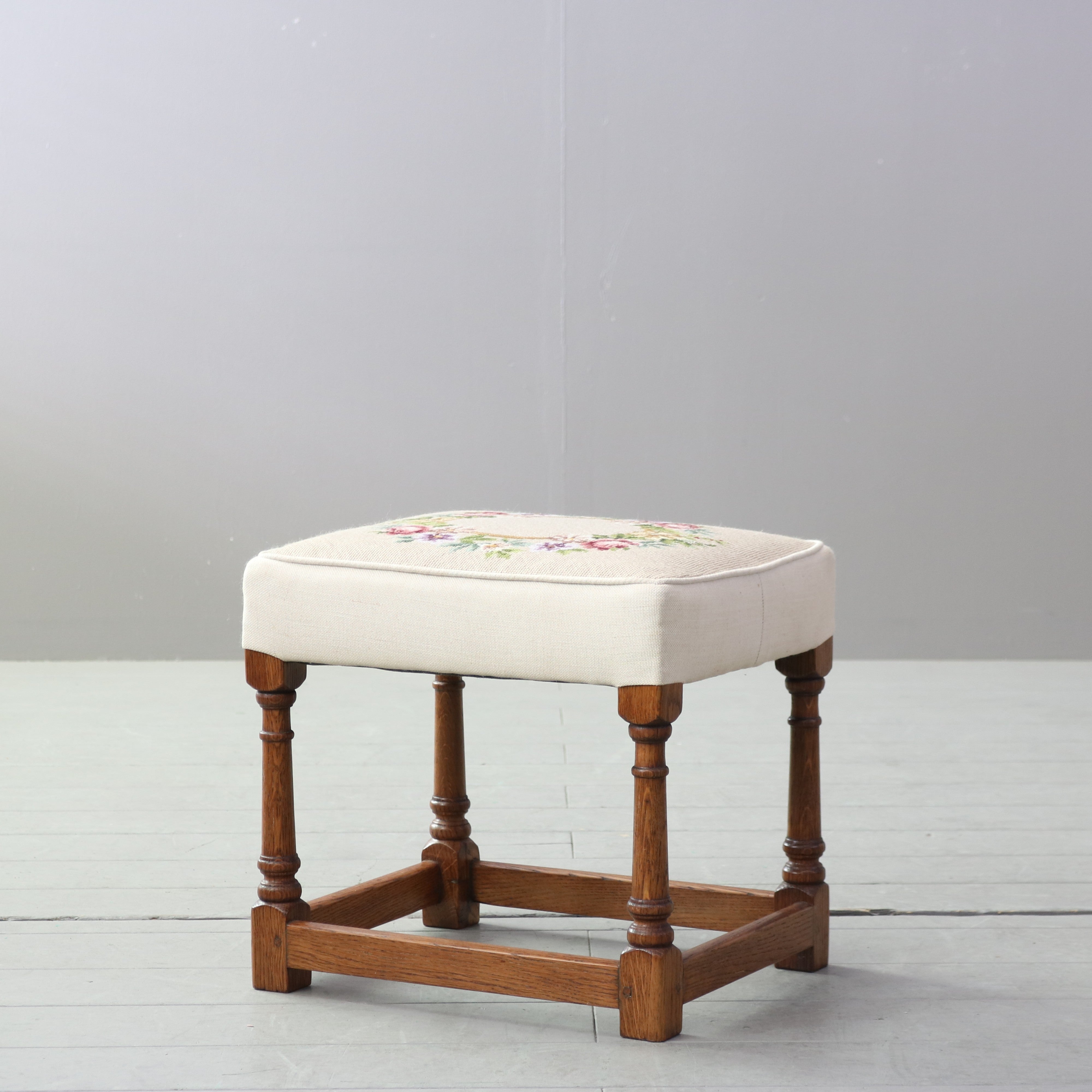 C704 プチポワン オットマン 布スツール 木製 イギリス輸入家具 高さ38