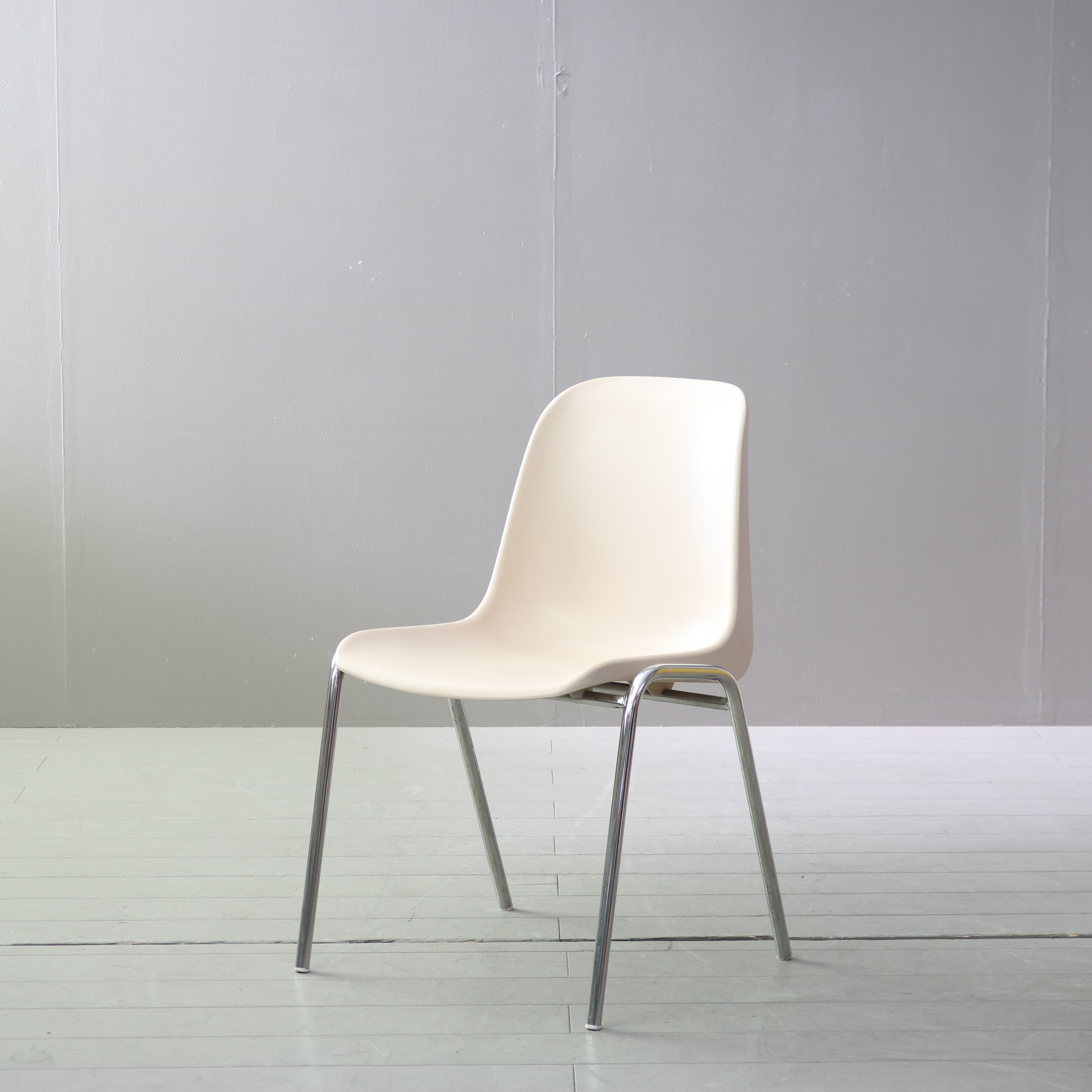 C705 MOD ELENA スタッキングチェア イタリア製 ベージュ 高さ78㎝ 幅